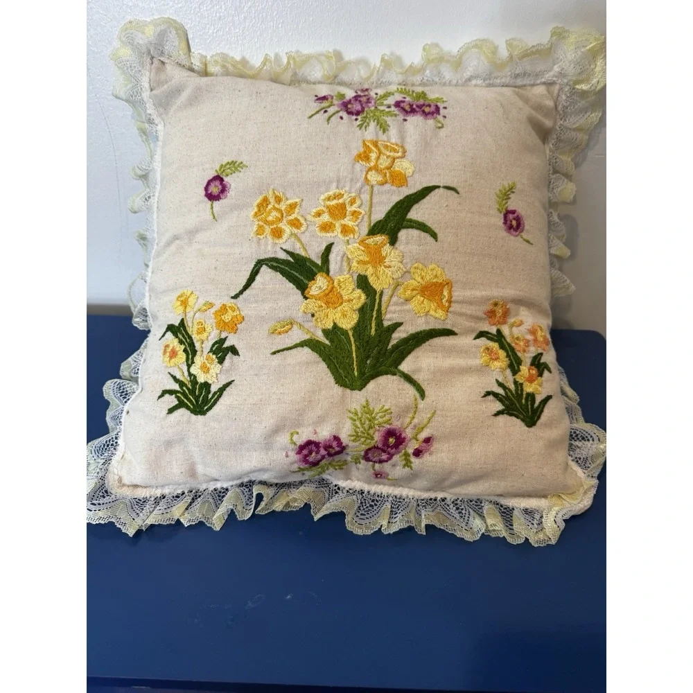 Vintage‎ Crewel Embroidered Floral Throw Pillow Lace Cottagecore